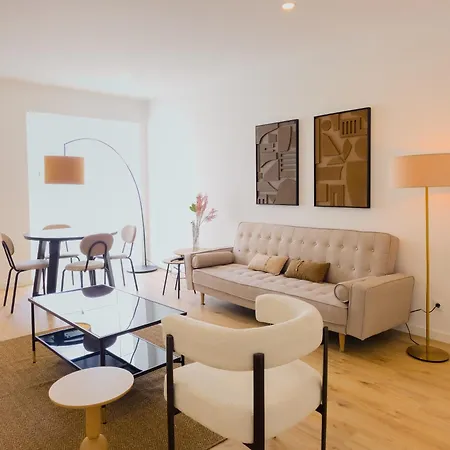4da- Sunlit Apartment, Beautifully Designed In The Heart Of The City's Desirable Area * Лиссабон