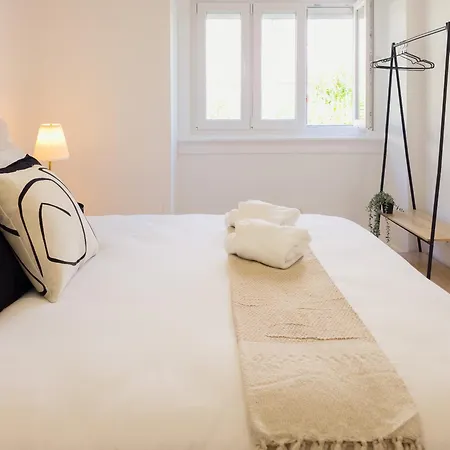 4da- Sunlit Apartment, Beautifully Designed In The Heart Of The City's Desirable Area Апартаменты Лиссабон