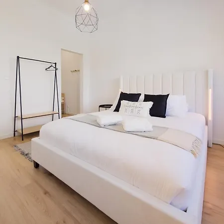 4da- Sunlit Apartment, Beautifully Designed In The Heart Of The City's Desirable Area Апартаменты