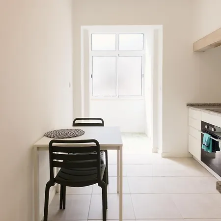 4da- Sunlit Apartment, Beautifully Designed In The Heart Of The City's Desirable Area Апартаменты Лиссабон